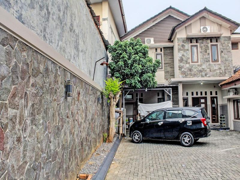 Oyo Life 92509 Maulana Guest House Simpur image