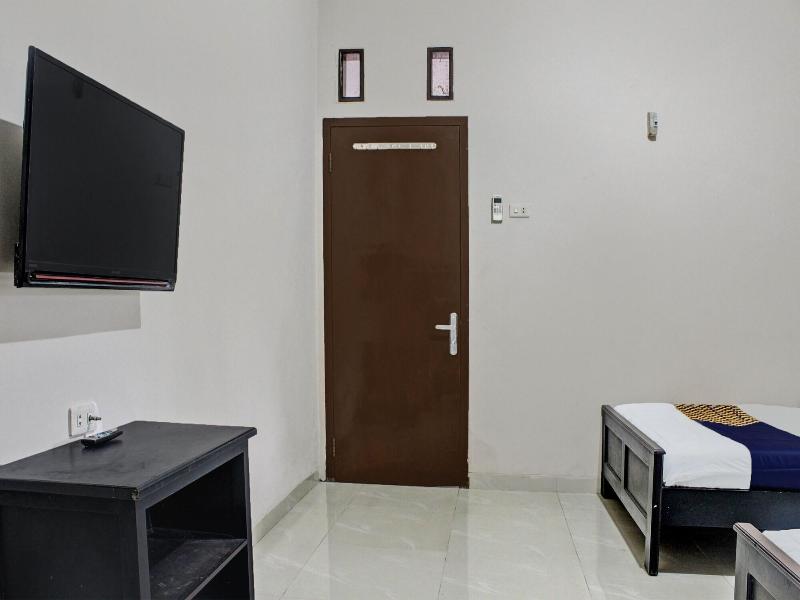 Oyo Life 92509 Maulana Guest House Simpur image