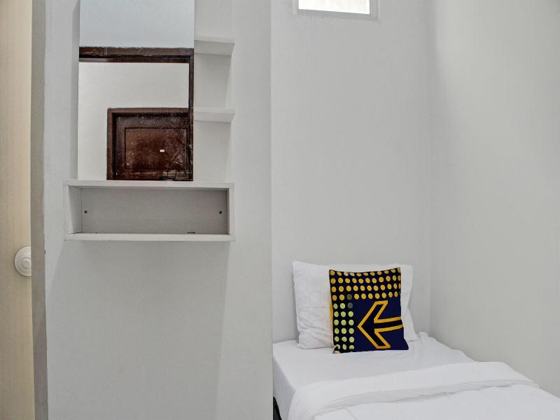 Oyo Life 92509 Maulana Guest House Simpur image