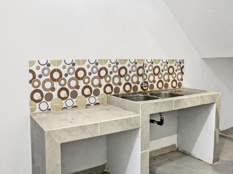 Oyo Life 92509 Maulana Guest House Simpur image
