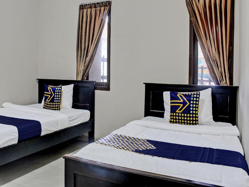 Oyo Life 92509 Maulana Guest House Simpur image