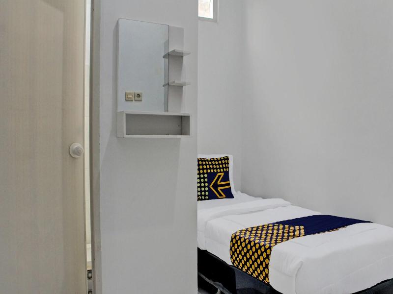 Oyo Life 92509 Maulana Guest House Simpur image