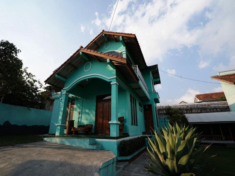 Oyo 93248 Villa Syariah Astuti Lestari