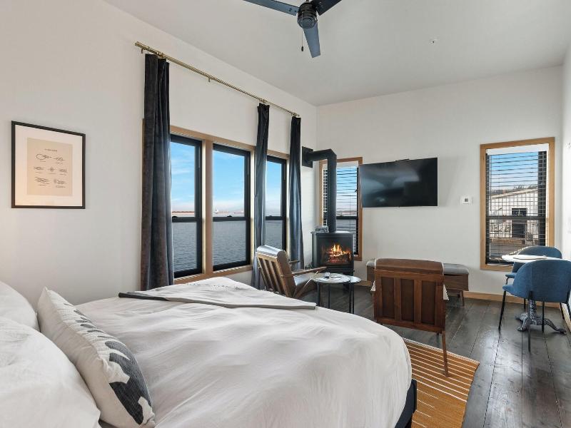 Bowline Hotel image