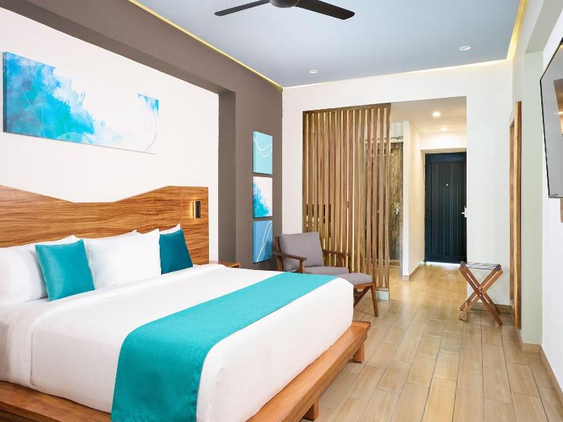 Cristalino Lagoon Front Hotel Restaurant & Spa image