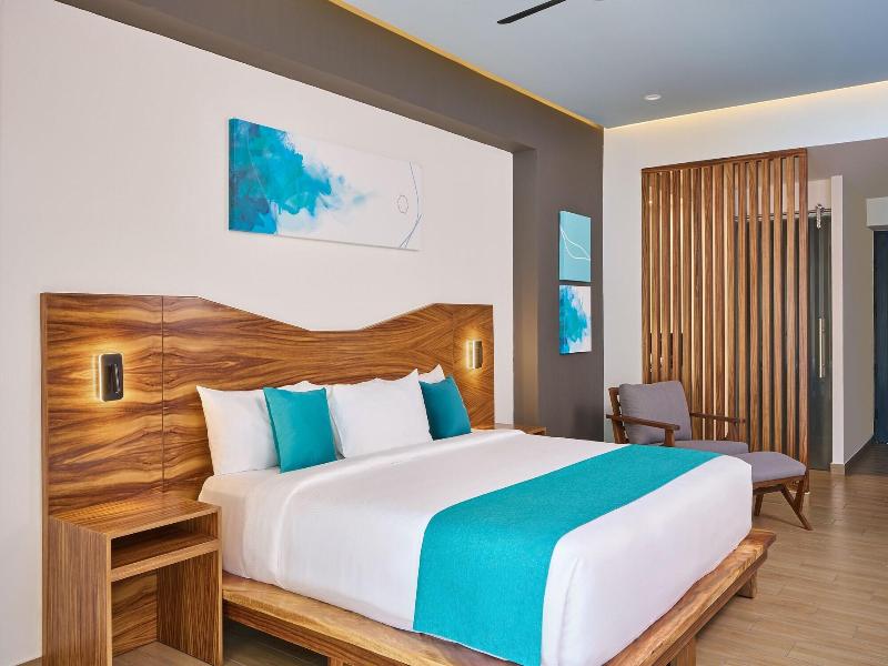 Cristalino Lagoon Front Hotel Restaurant & Spa image