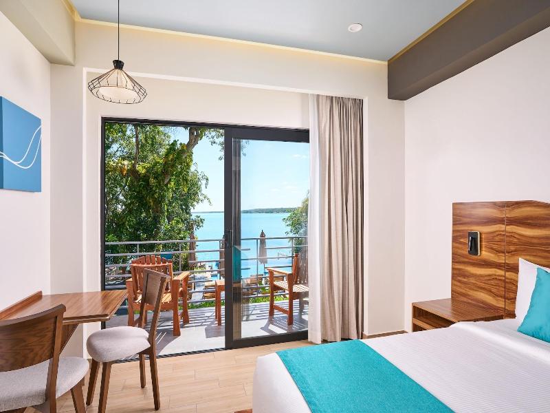 Cristalino Lagoon Front Hotel Restaurant & Spa image