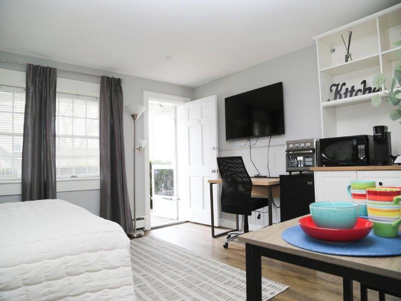 Hyannis Inn image
