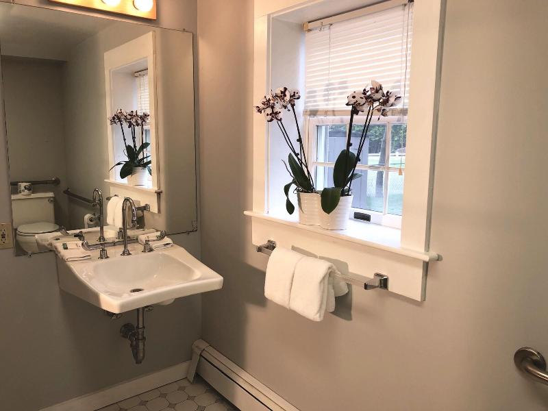 Hyannis Inn image