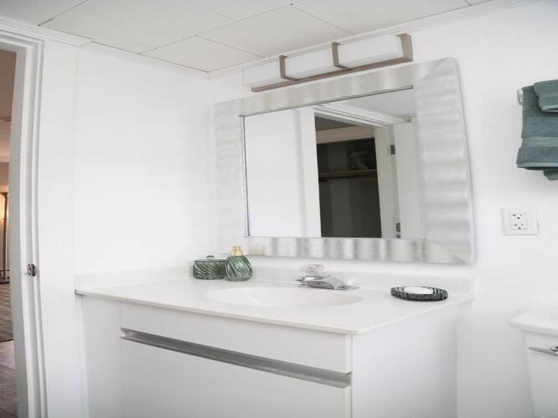 Hyannis Inn image