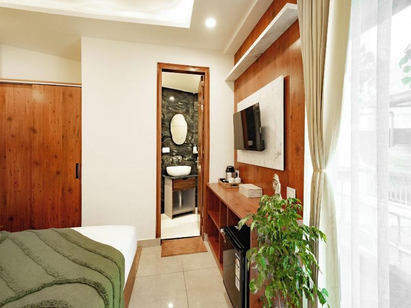 Hummingbird - A Luxury Stay image