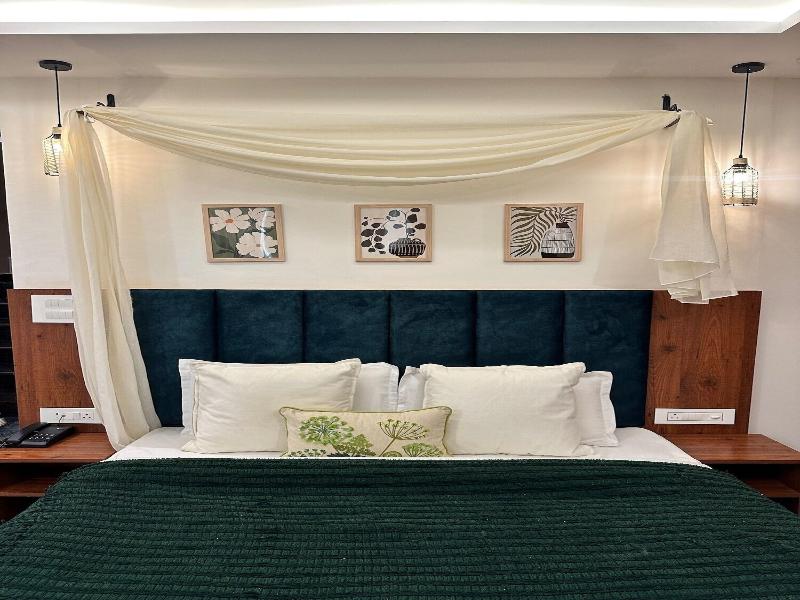 Hummingbird - A Luxury Stay image