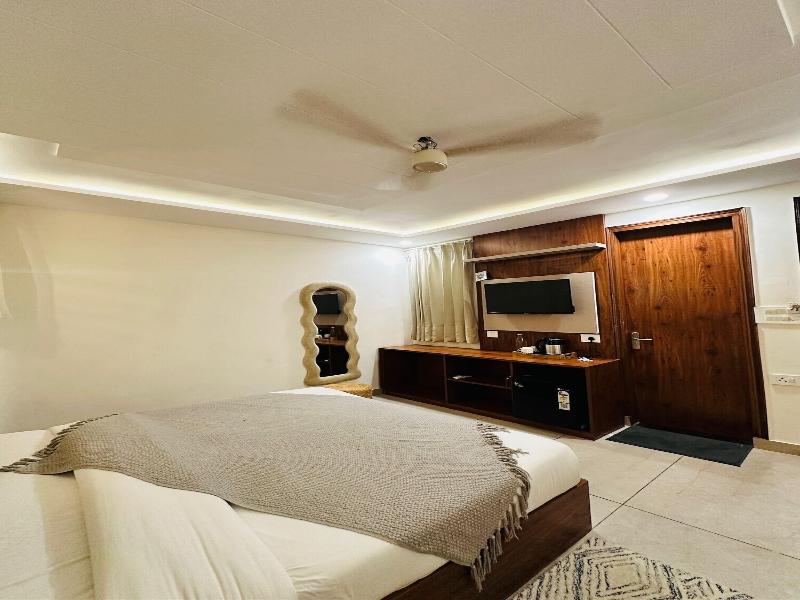 Hummingbird - A Luxury Stay image