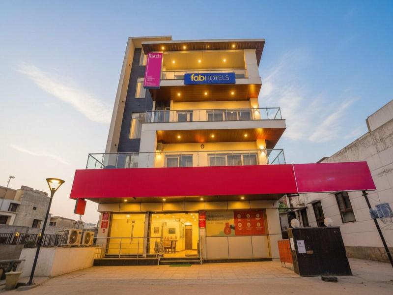 Fabhotel F9 Noida Sector 27 image