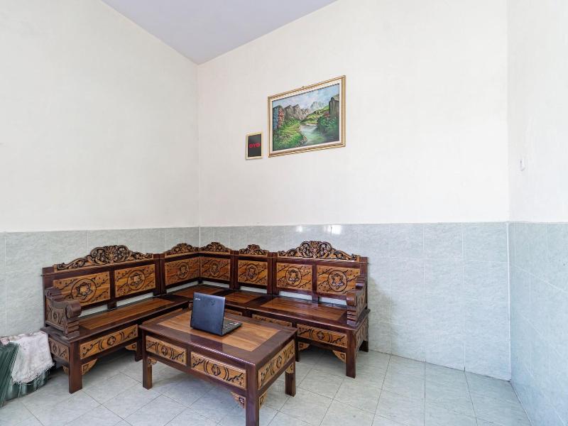Spot On 93966 Dhiya Guest House Syariah image