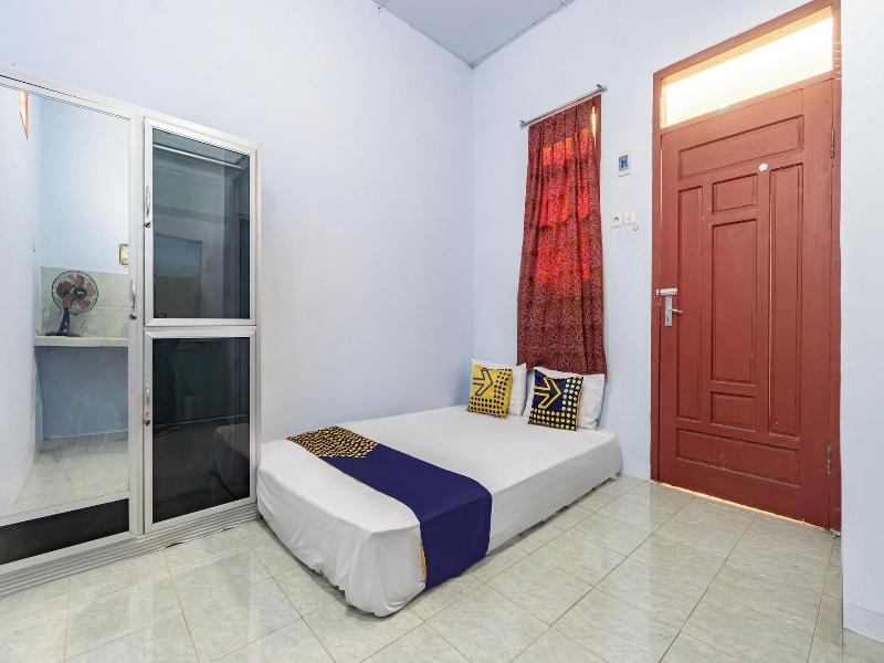 Spot On 93966 Dhiya Guest House Syariah image