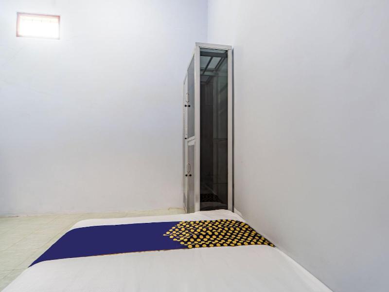 Spot On 93966 Dhiya Guest House Syariah image