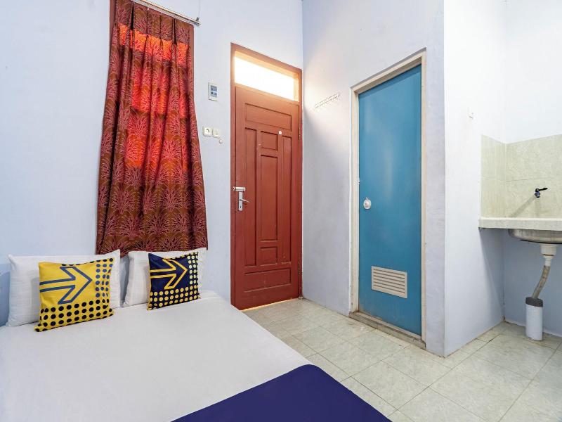 Spot On 93966 Dhiya Guest House Syariah image