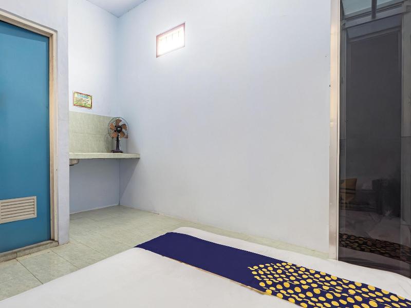 Spot On 93966 Dhiya Guest House Syariah image