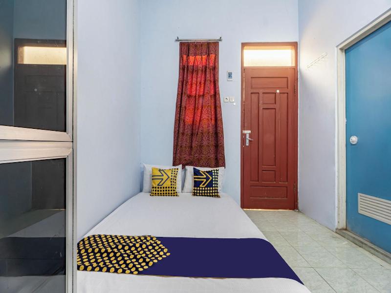 Spot On 93966 Dhiya Guest House Syariah image