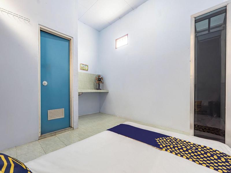Spot On 93966 Dhiya Guest House Syariah image