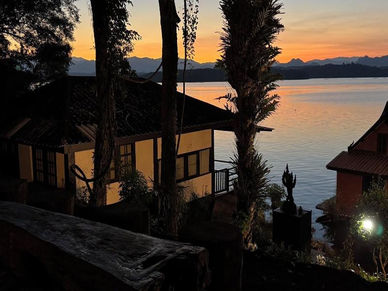 Kawarin Saiyai Cottage And Lake image