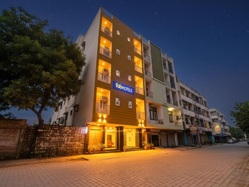 Fabhotel Taugan Inn image