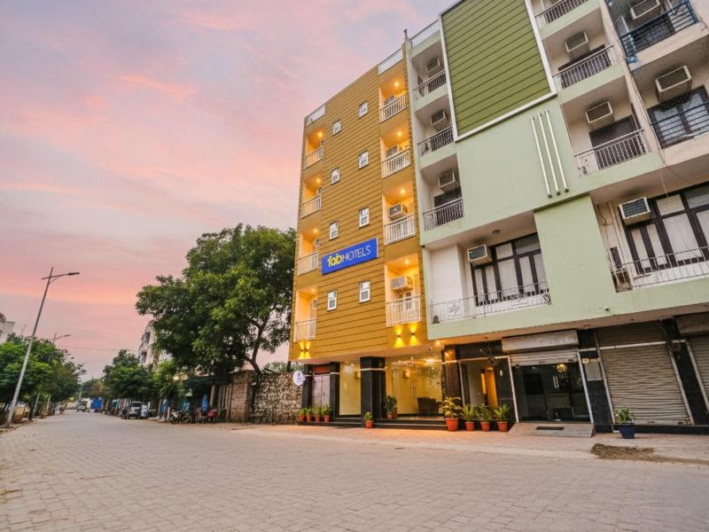 Fabhotel Taugan Inn image