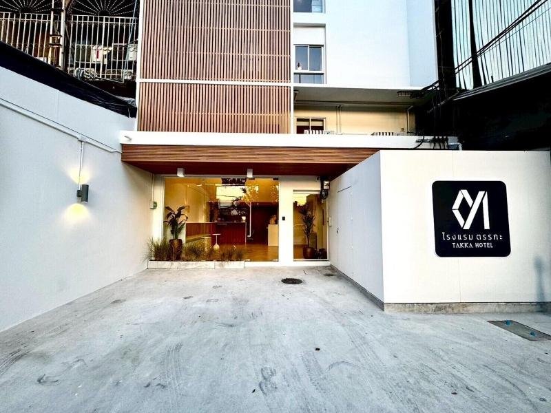 Takka Hotel - Bearing image