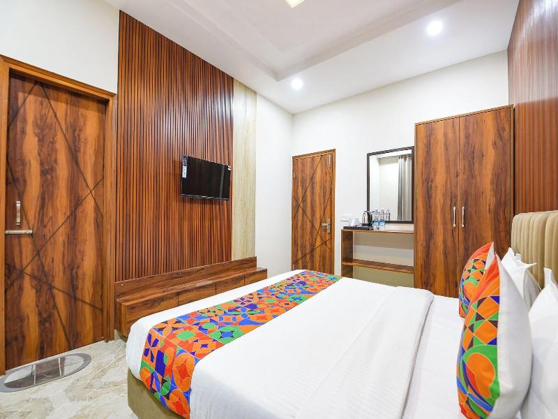 Fabhotel Regal image
