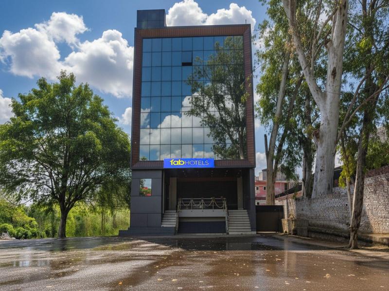 Fabhotel Evergreen image