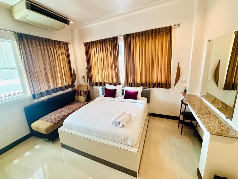 Ree Riverside Hotel image