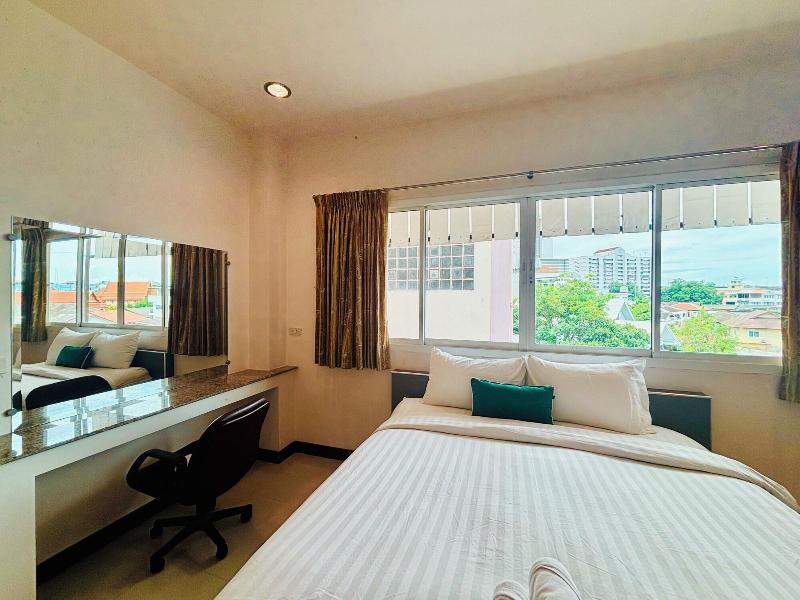 Ree Riverside Hotel image