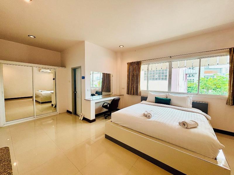 Ree Riverside Hotel image