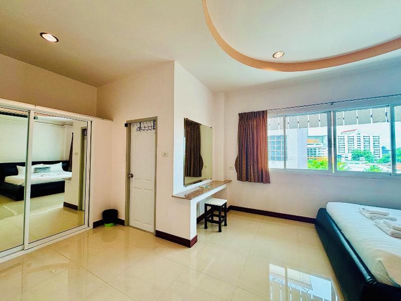 Ree Riverside Hotel image