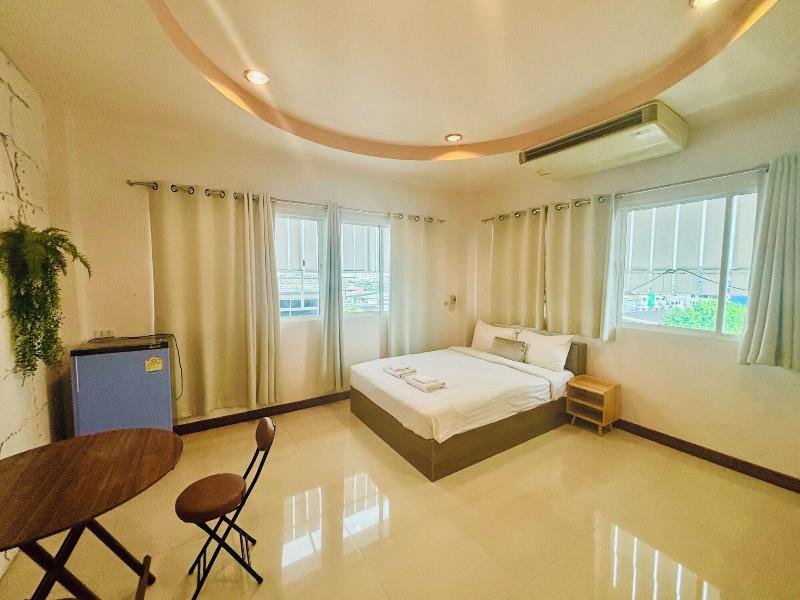 Ree Riverside Hotel image