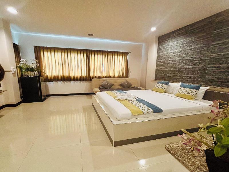 Ree Riverside Hotel image