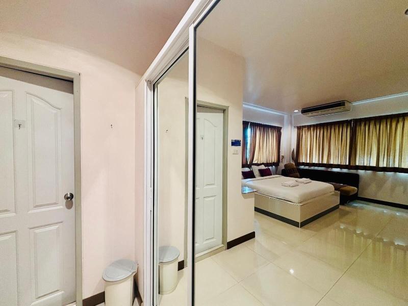 Ree Riverside Hotel image
