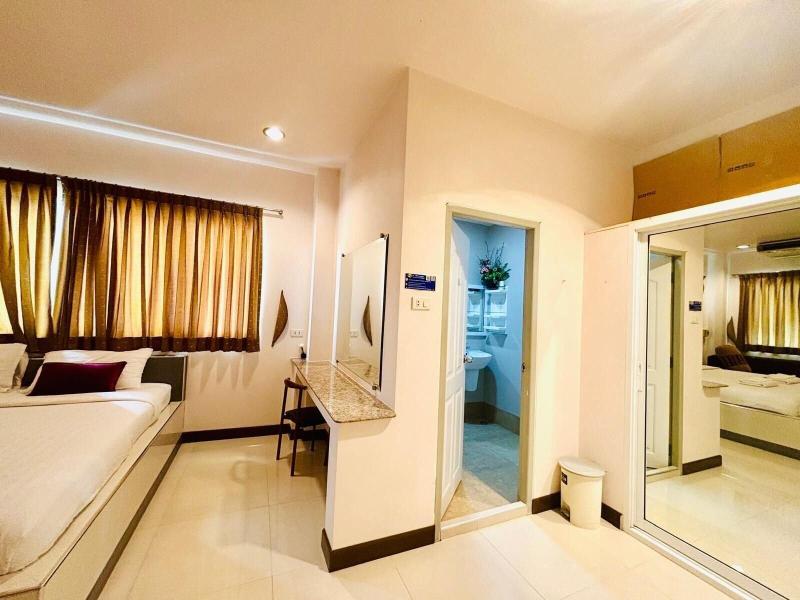 Ree Riverside Hotel image
