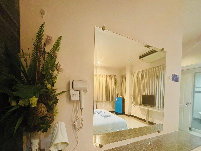 Ree Riverside Hotel image