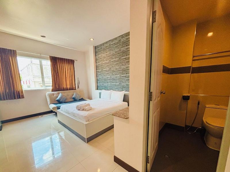 Ree Riverside Hotel image