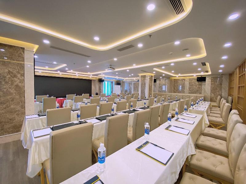 Canary Gold Hotel Quy Nhæ¡n, Beachfront image