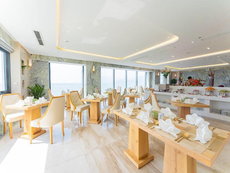 Canary Gold Hotel Quy Nhæ¡n, Beachfront image