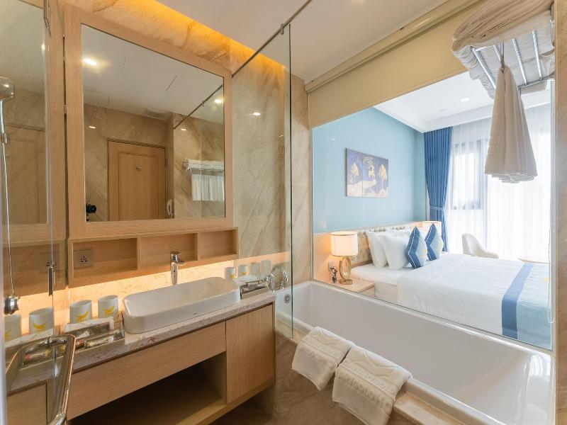 Canary Gold Hotel Quy Nhæ¡n, Beachfront image