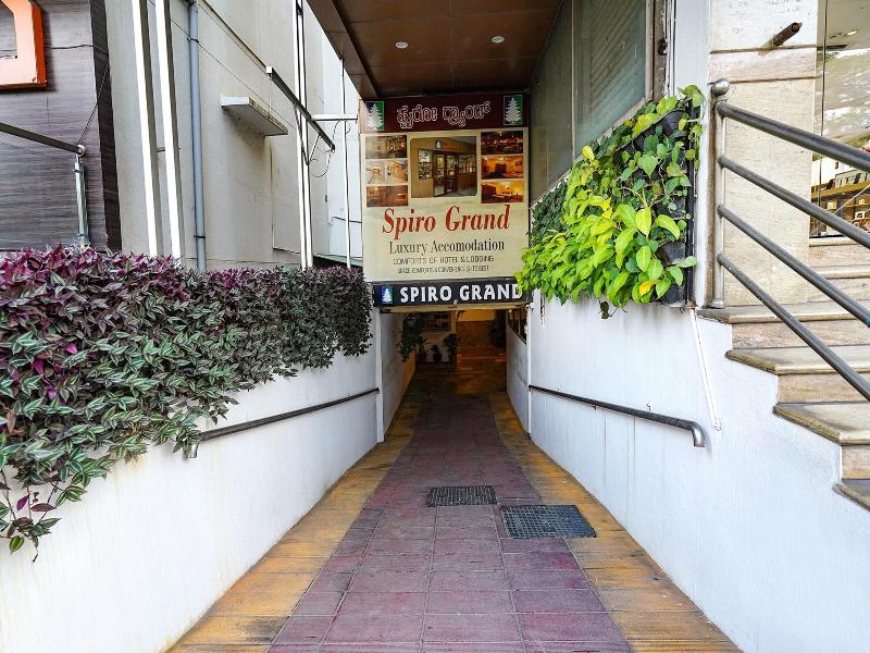 Fabhotel Spiro Grand image