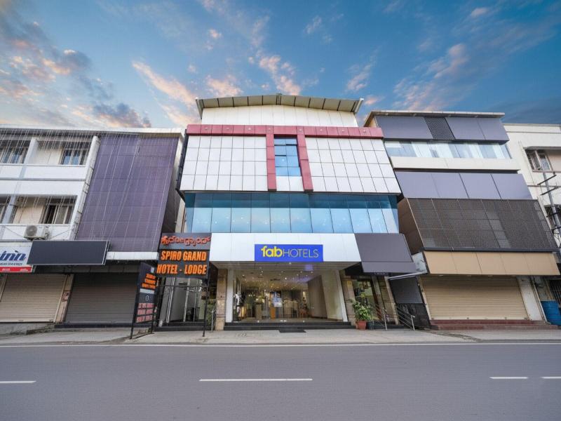 Fabhotel Spiro Grand image