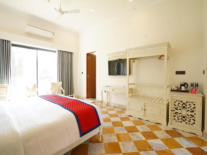 DOUBLE DELUXE KING BED