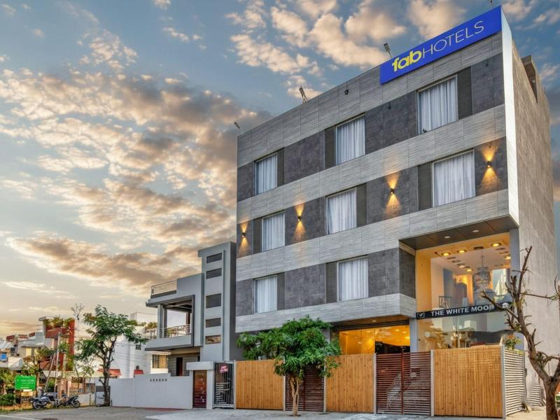 Fabhotel The White Moon — general view