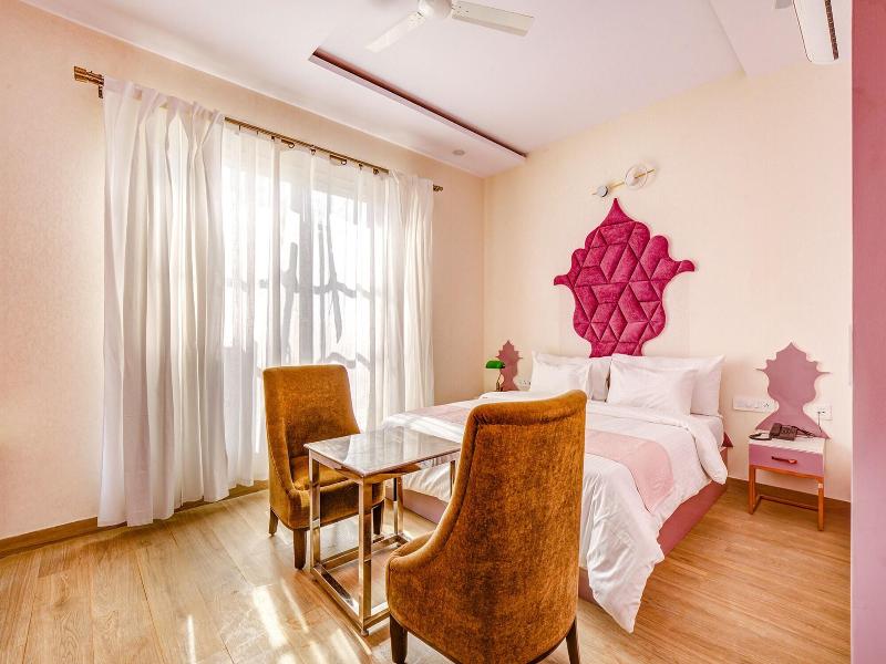 Fabhotel The White Moon image