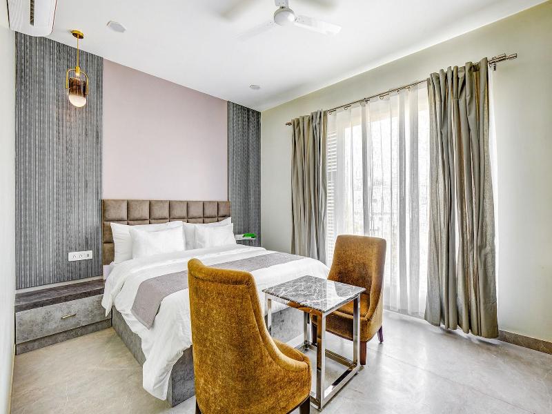 Fabhotel The White Moon image